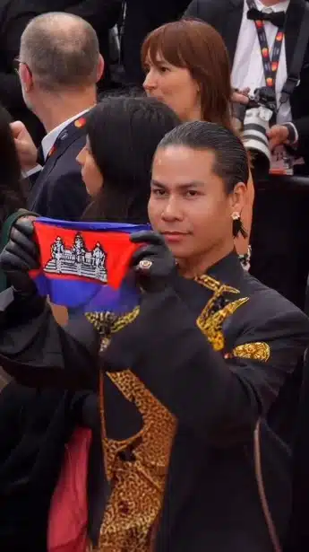 แฟชั่นดีไซเนอร์ชาวกัมพูชาชูธงตอนเดินพรมแดงคานส์