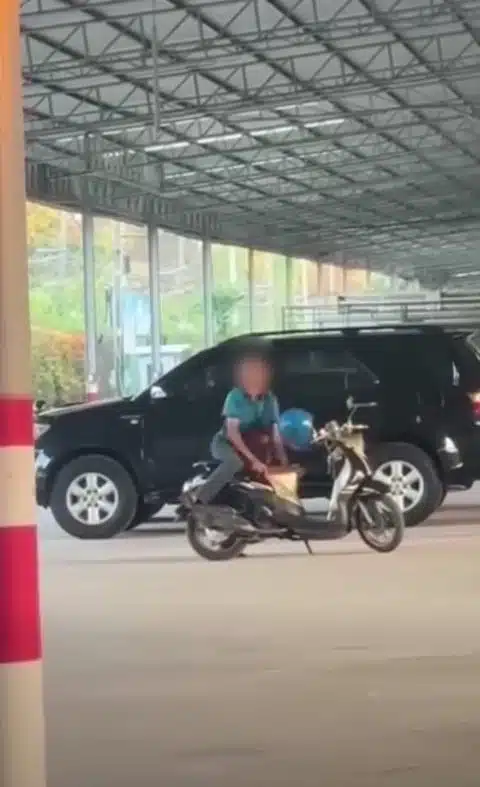 ชายพนักงานเก็บขยะกำลังทำพฤติกรรมประหลาด