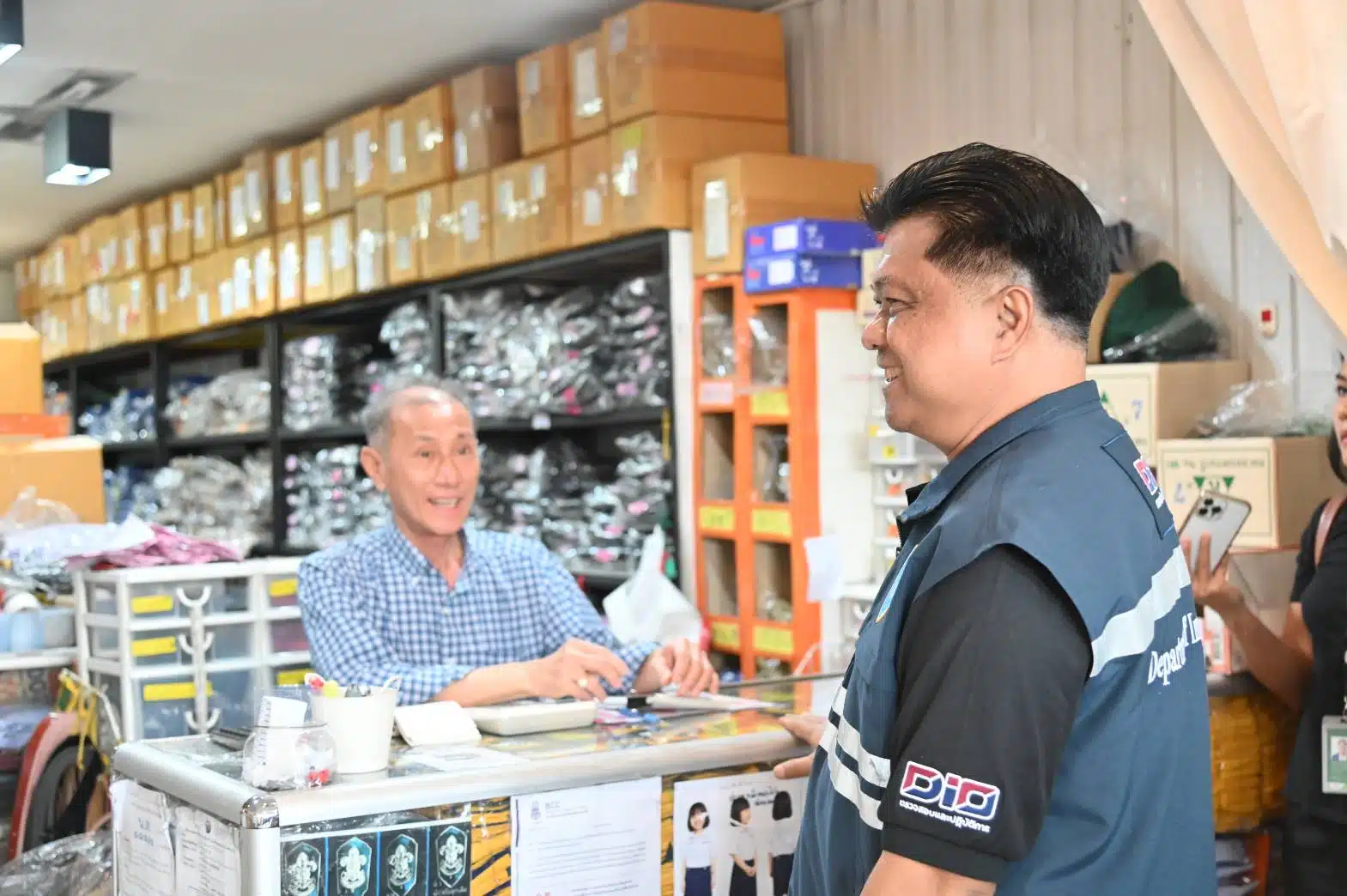 เจ้าหน้าที่กรมการค้าภายในลงพื้นที่ตรวจสอบราคาชุดนักเรียนย่านวงเวียนใหญ่