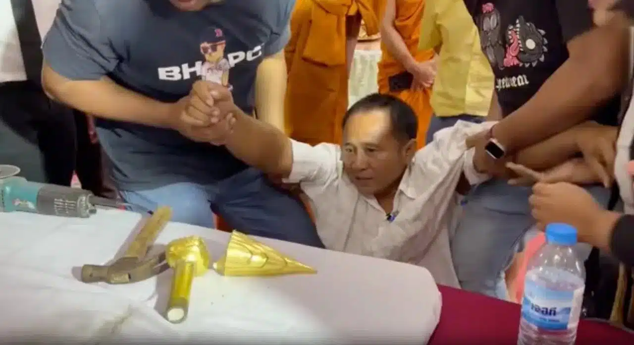 ช่างหล่อร้องไห้ด้วยความดีใจหลังพบทองคำในยอดพระเกศ