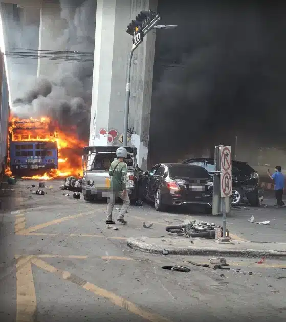 ด่วน! รถไฟ พุ่งชน รถประจำทาง บริเวณทางรถไฟมักกะสัน เบื้องต้นเสียชีวิต 6 ศพ-2