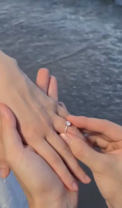 ร่วมยินดี! แมมโบ้ ลูกชาย แซม ยุรนันท์ คุกเข่าขอแฟนสาวแต่งงานริมทะเล-2