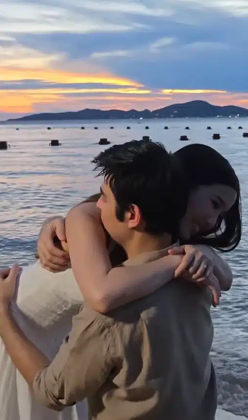 ร่วมยินดี! แมมโบ้ ลูกชาย แซม ยุรนันท์ คุกเข่าขอแฟนสาวแต่งงานริมทะเล-3