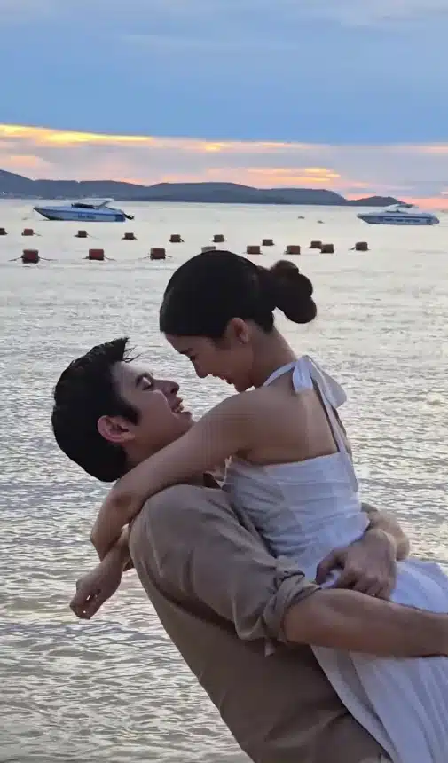 ร่วมยินดี! แมมโบ้ ลูกชาย แซม ยุรนันท์ คุกเข่าขอแฟนสาวแต่งงานริมทะเล-4