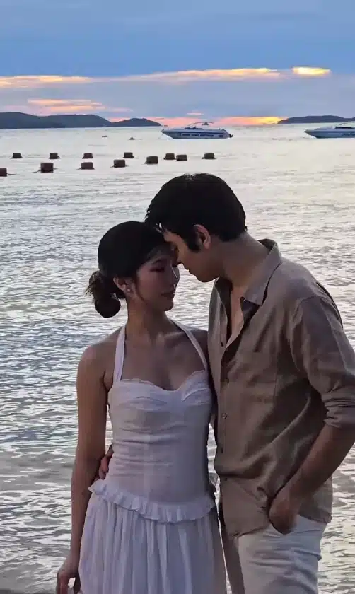 ร่วมยินดี! แมมโบ้ ลูกชาย แซม ยุรนันท์ คุกเข่าขอแฟนสาวแต่งงานริมทะเล