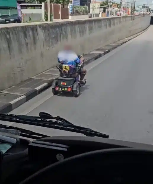 ชายสูงอายุขับสามล้อไฟฟ้าลงอุโมงค์ร่วมกับรถยนต์