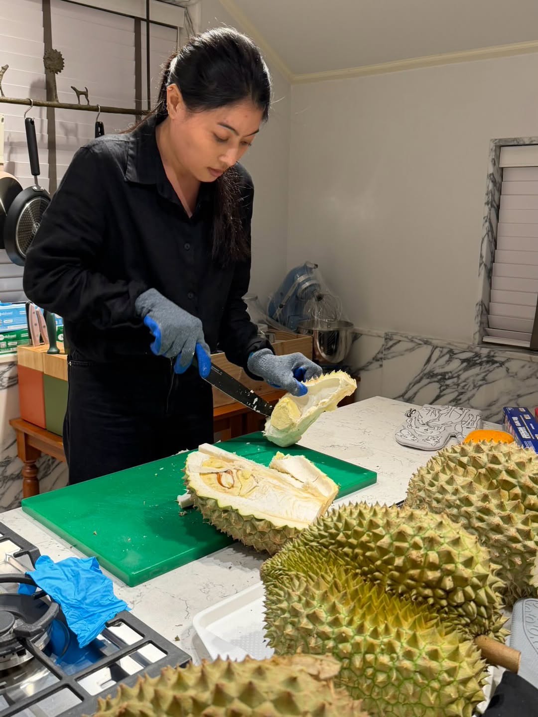 เจ้าฟ้าสิริวัณณวรีฯ ทรงปอกทุเรียนด้วยพระองค์เอง การันตีคุณภาพทุเรียนไทย-5