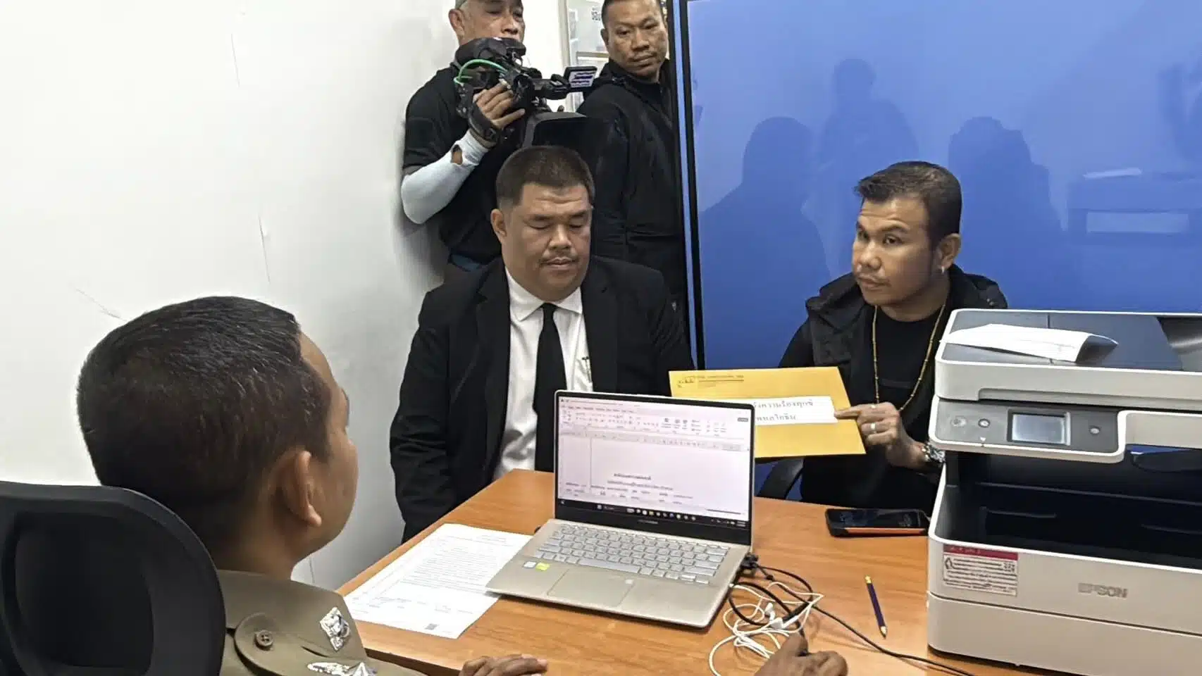 โทน บางแค นำทนายความเดินทางมาแจ้งความที่ สน.พหลโยธิน