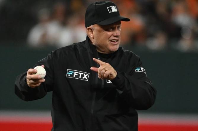 MLB umpires on planes with teams? How could that possibly go wrong