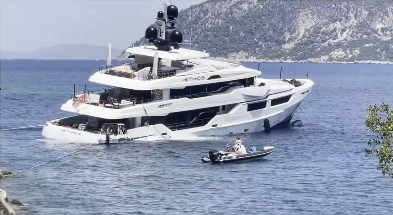 150ft luxury superyacht is sinking