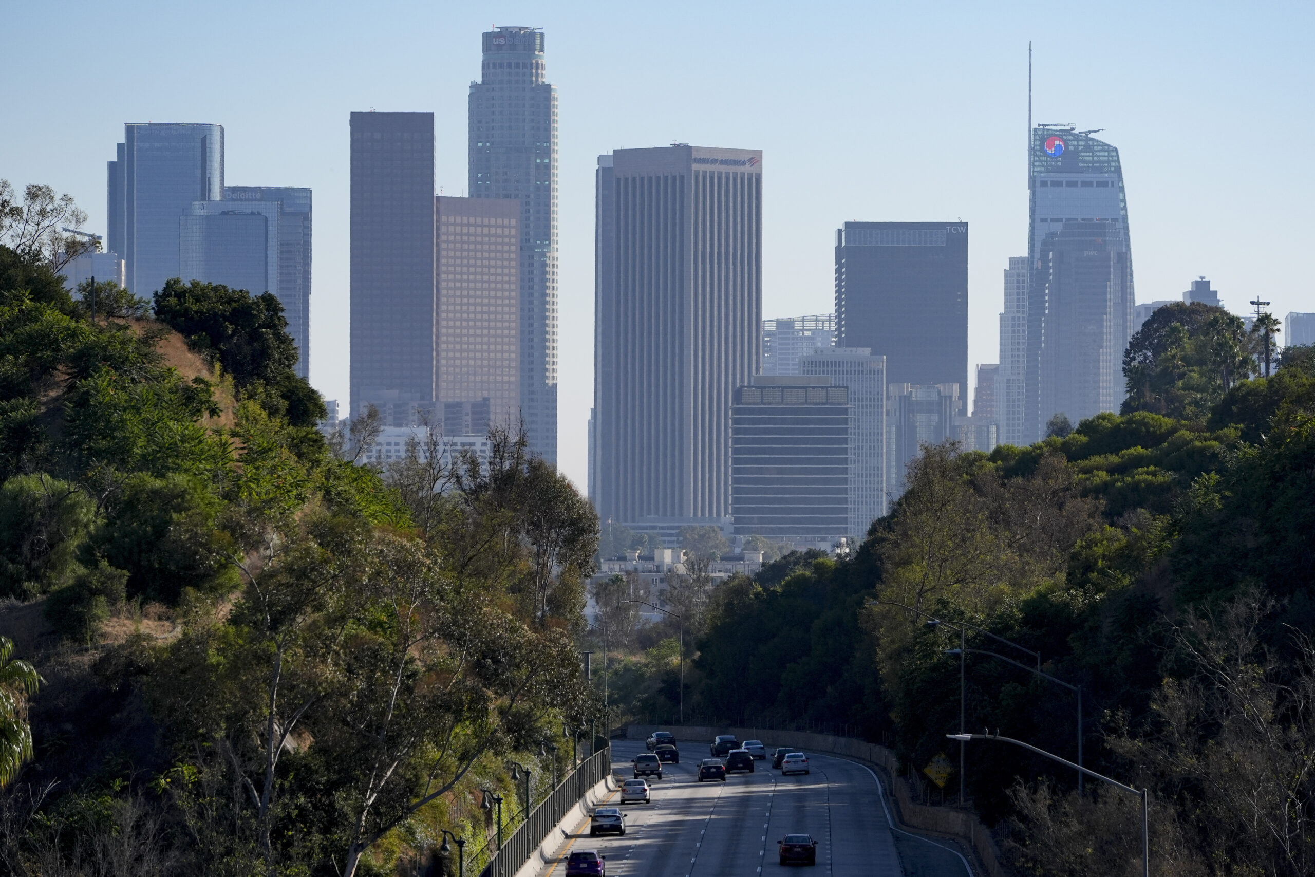 Moderate earthquake rattles Los Angeles, no major damages