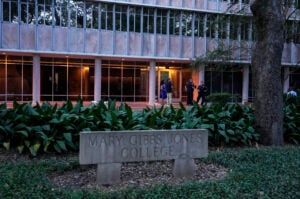 Police officers respond to an apparent murder-suicide at Jones College, a residential college at Rice University, according to authorities Monday, Aug. 26, 2024, in Houston. (Raquel Natalicchio/Houston Chronicle via AP).