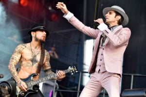 Jane's Addiction cancel tour after on-stage fight