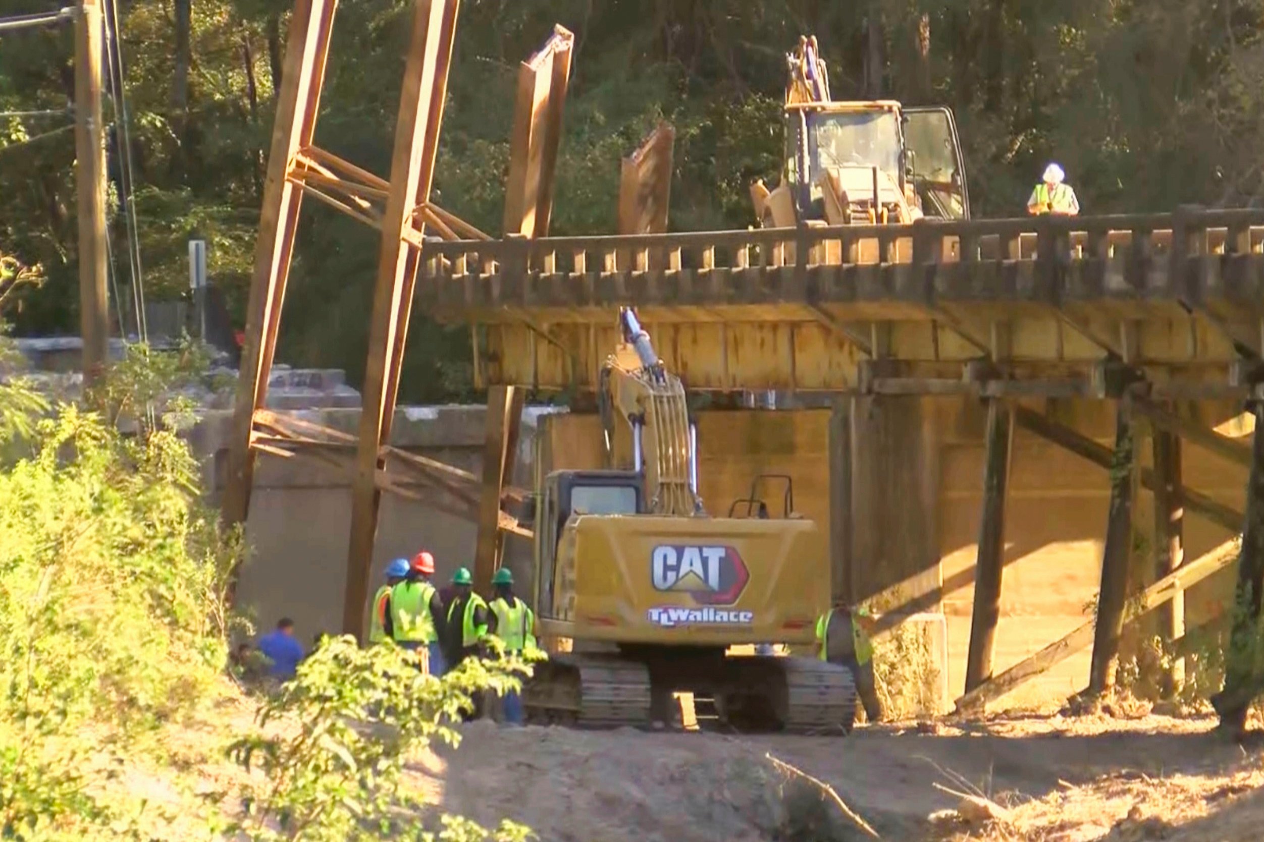 Mississippi bridge collapse kills 3, injures 4 critically