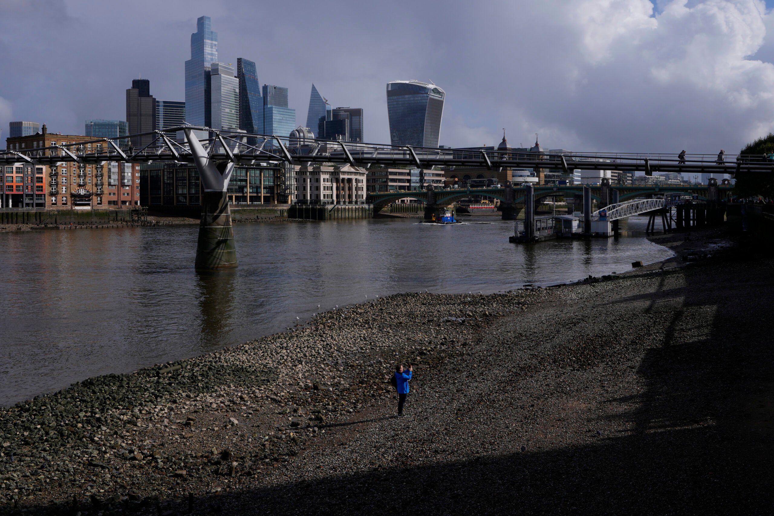 Body found in Thames after rowing boat incident