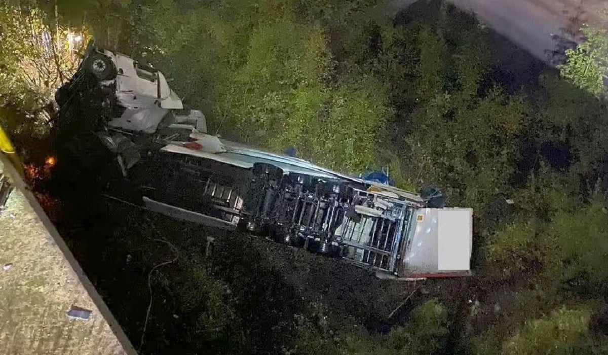 Lorry plunges 60m from Thelwall Viaduct on M6 in Cheshire