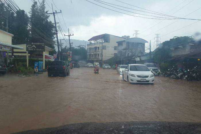 Phuket flash floods lead to tailbacks on Thepkrasattri Road