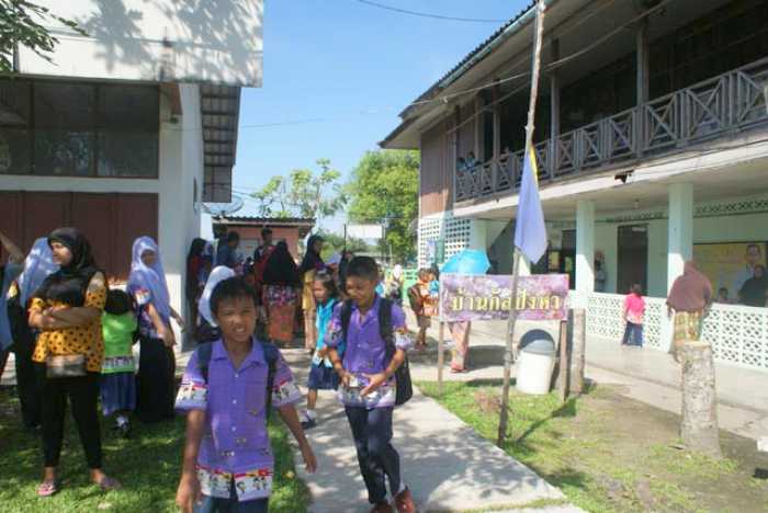 Krabi parents demand school director dismissal after kindergarten assistants sacked