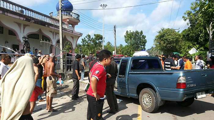 Mosque gate crashers: Phuket Police chase down armed drug runners