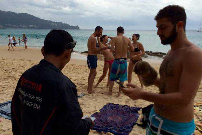 Slow lorises touted on Phuket beach