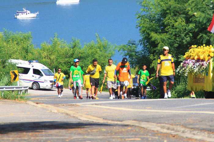 Phuket coach conquers 10km keepie-uppie journey in honor of The King