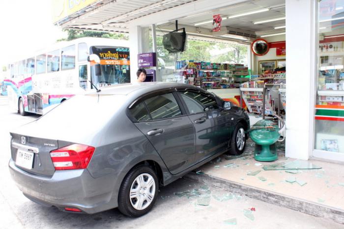 Phuket Drive Thru: Woman blames car for surging into 7-Eleven