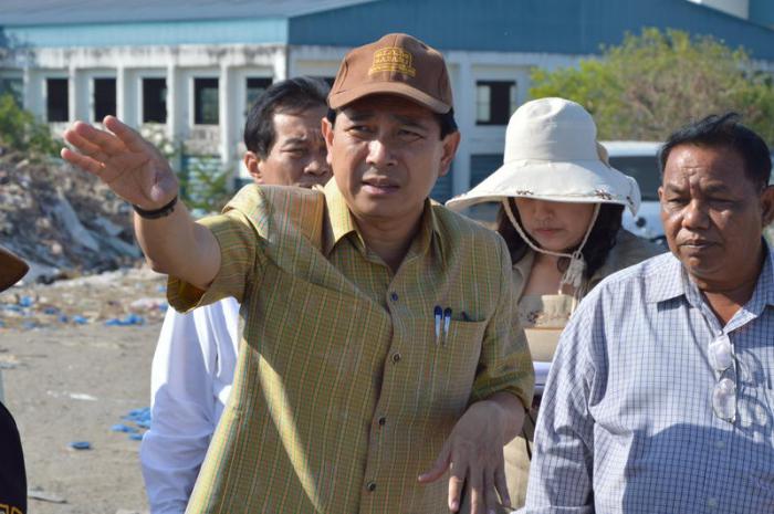 Officials inspect overflowing Phuket landfill, prepare for possible fires