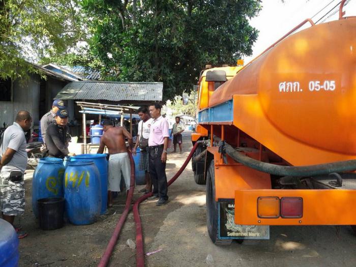 Phuket Marine Police help thirsty sea gypsies