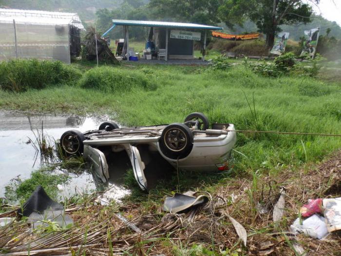 Phuket banker dies after car crashes into pond