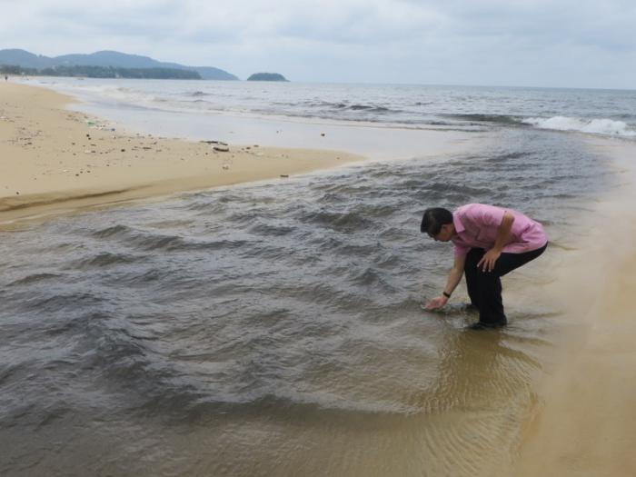 Governor pushes for black water solution after Karon Beach water runs foul again [video] | Thaiger