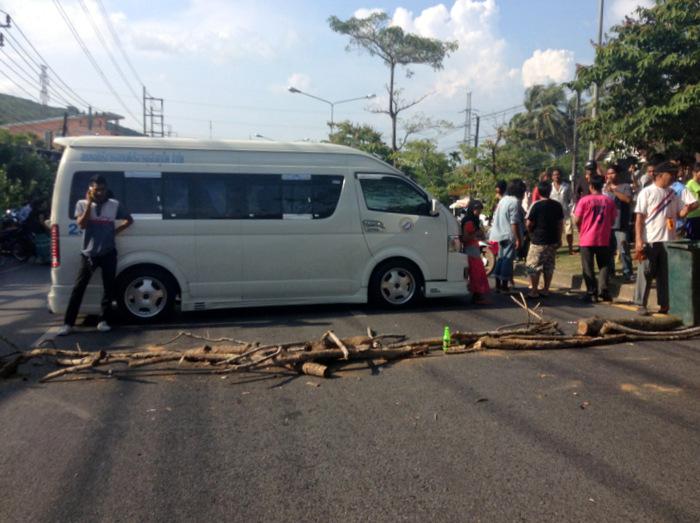 Angry Phuket mob stages blockade over twin teen rape suspects