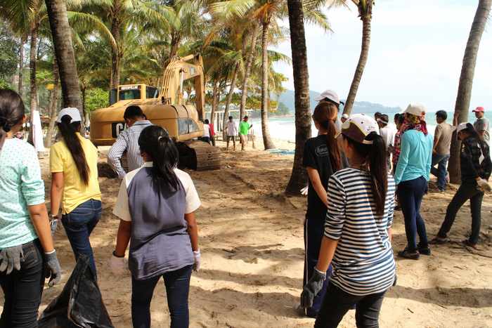 Mayor denounces reports that legal Phuket beach club structures face demolition