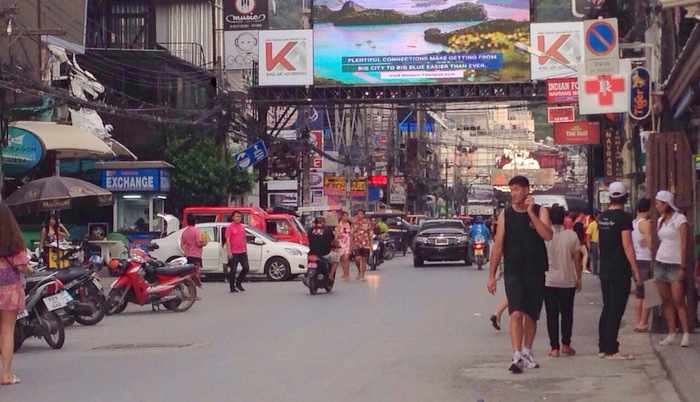 Patong nightlife operators to risk assembly ban to plea for curfew to be lifted