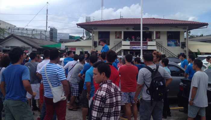 Breaking News: Furious tour guides protest at Chalong Police Station over arrest