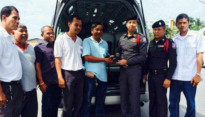 Taxi driver turns in 30,000 baht in cash