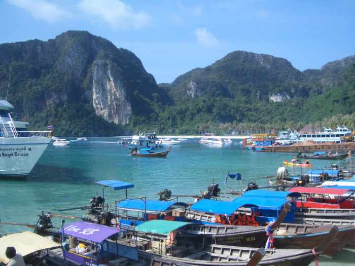 Curfew lifted on Phi Phi, Krabi and Phang Nga