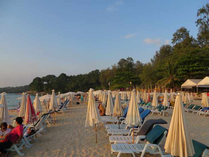 Video goes viral of Phuket beach club emptying trash bags in sand