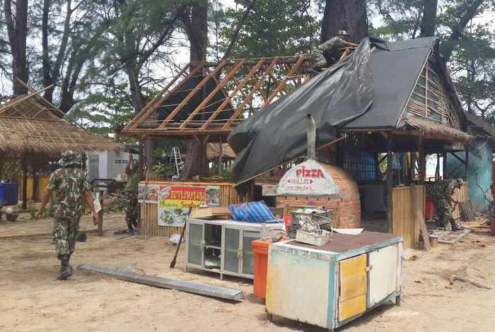 Navy tears down Phuket beach restaurants at Nai Yang