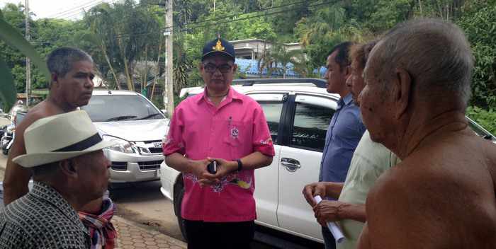 Phuket shop owners helpful in clearing Phuket east coast beachfront