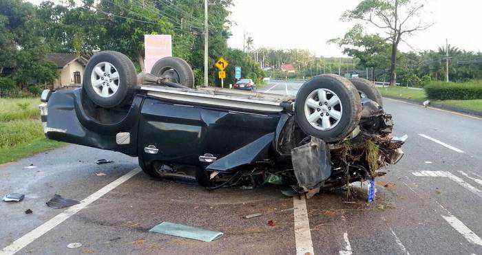 Driver escapes serious injury in Phuket pick-up truck flip