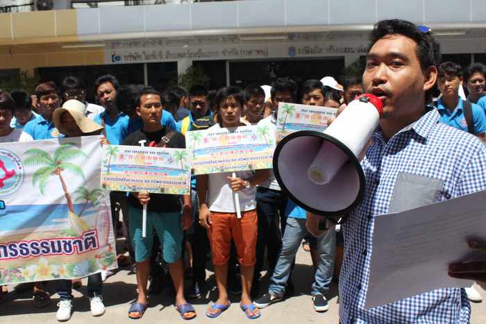 Phuket protest wins Thai guides promise of Chinese national ouster