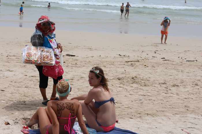 Ousted Patong beach vendors promised employment-advice meeting