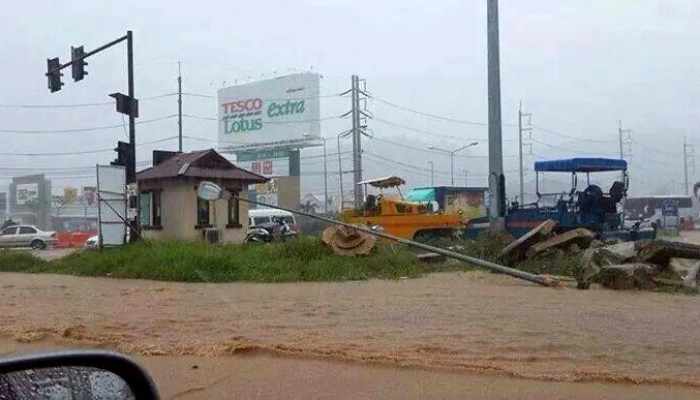 Heavy rain brings Phuket morning traffic at Tesco junction to a crawl