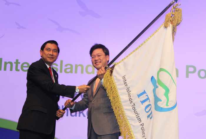 Sustainable marine tourism tops Phuket forum for island leaders