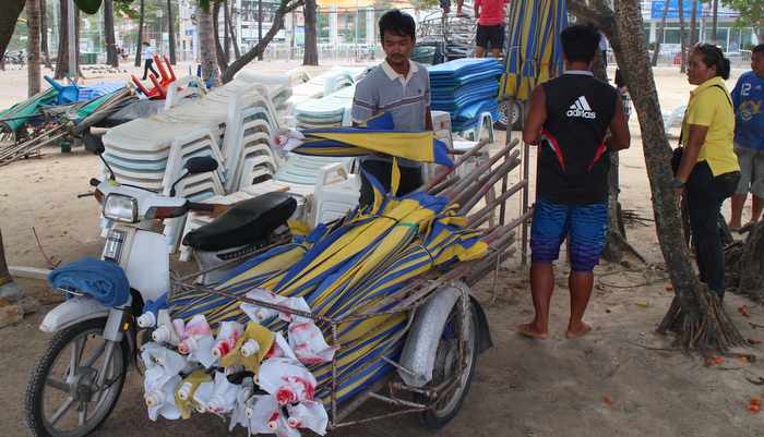 Government responsible for Phuket beach vendor compensation, says poll