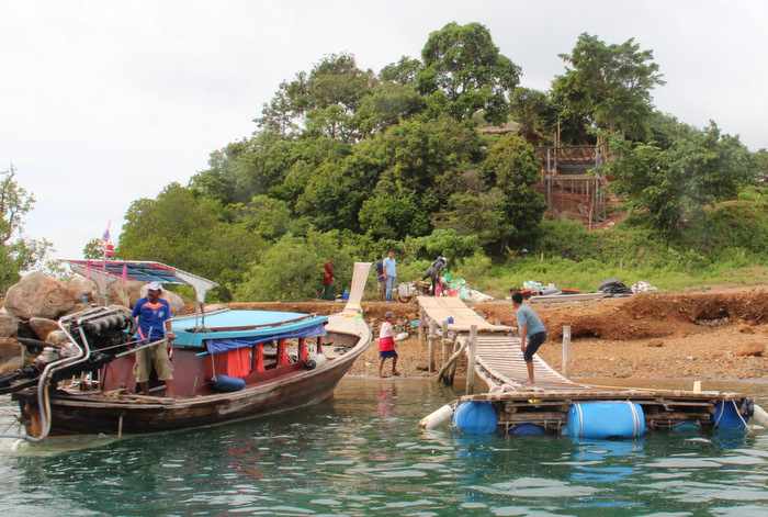 Navy leads raid on Koh Raet residents