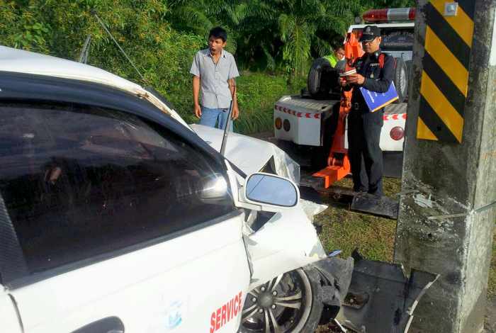 One injured as Phuket taxi slams into pole at high speed