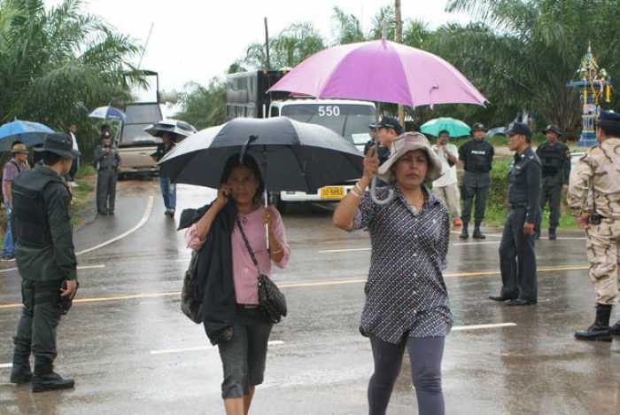 Brigade of Krabi officials tear down more than 100 illegal structures