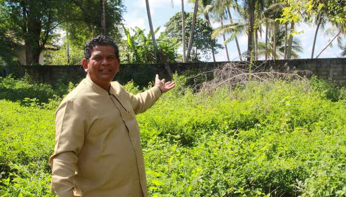 Phuket officials order illegal beach wall to be demolished