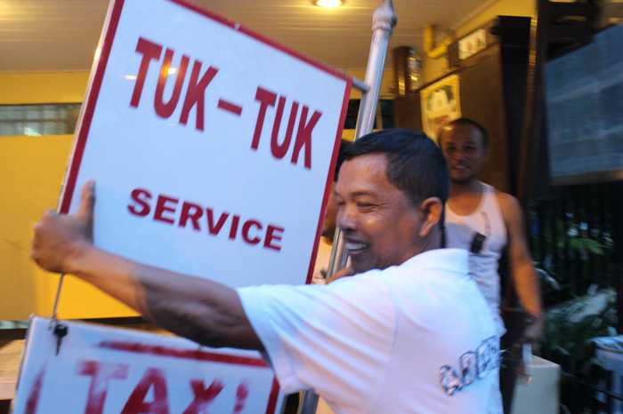 Police, Navy get tough on illegal Phuket taxi drivers